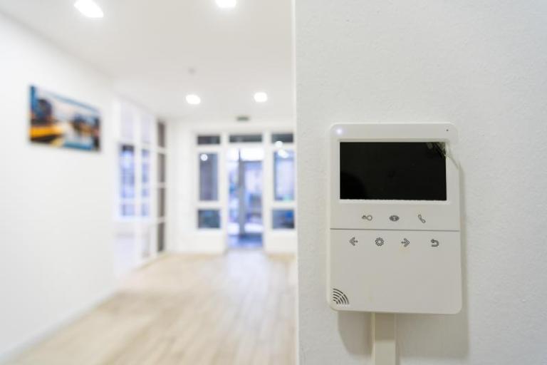 Guide pratique pour choisir et installer un interphone adapté à vos besoins