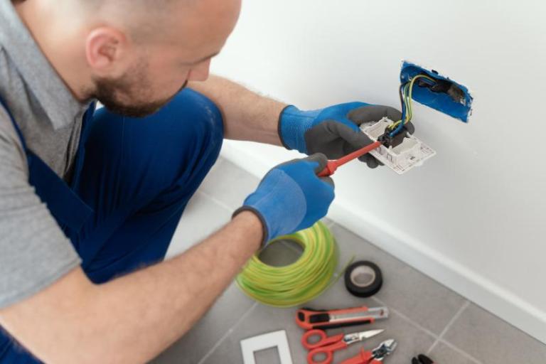Comment choisir un électricien qualifié pour vos travaux domestiques ?